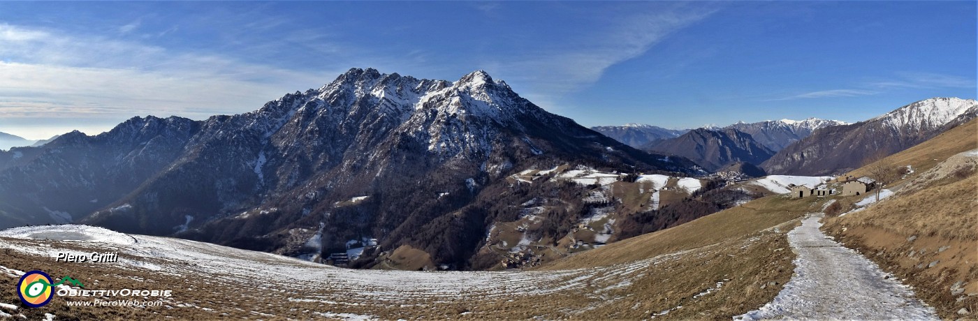 13 Salendo verso la Baita Alta con vista sulla Val del riso e verso Alben e Menna.jpg